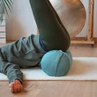 Kép 7/10 - Bolster ECO tönköly hengerpárna - Kekizöld - Bodhi