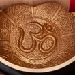 Kép 2/6 - Indiai Hangtál OM gravírozással - 15 cm - Bodhi