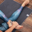 Kép 4/6 - Yatra Bamboo Yoga törölköző bambusz és PER - Antracit - Bodhi