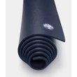 Kép 2/4 - Manduka PRO Yoga Mat 6mm – prémium jógaszőnyeg  - Midnight Moon