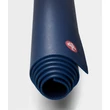 Kép 4/5 - Manduka PROlite Yoga Mat 4.7mm LONG – prémium jógaszőnyeg - Midnight
