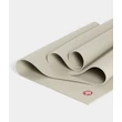 Kép 4/5 - Manduka PROlite Yoga Mat 4.7mm – prémium jógaszőnyeg - Sand