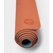 Kép 2/7 - Manduka Begin Yoga Mat 5mm – kezdő jógaszőnyeg - Clay Lotus Root