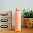 Kép 2/5 - Hőtartó fémkulacs SOLID - Pastel Peach Powder 630ml - Quokka