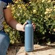 Kép 2/6 - Hőtartó fémkulacs SOLID - Stone Blue - 630ml - Quokka